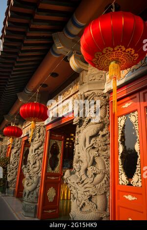 Détail de la façade du temple principal de Bouddha, décoré pour le nouvel an de Chine, le monastère de po Lin, l'île de Lantau, Hong Kong Banque D'Images