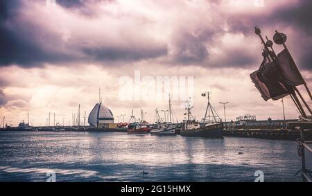 Port de la péninsule de Hel avec de nombreux bateaux de pêche après une lourde douche de pluie en été. Des nuages spectaculaires au port de pêche en Pologne. Banque D'Images