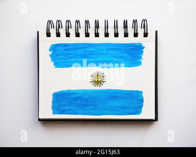 Beau dessin du drapeau argentin. Carte de vœux. Gros plan, vue du dessus. Concept des fêtes nationales. Félicitations pour la famille, les parents, fr Banque D'Images