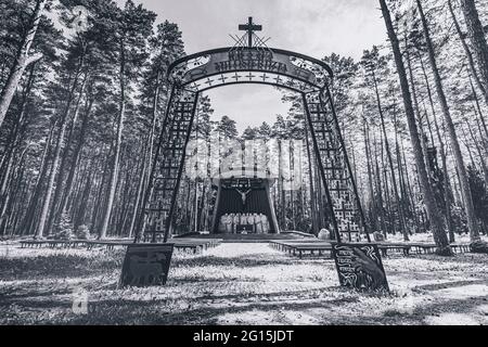 Monument de Gate Cross dans la forêt polonaise. Photographie déserte du mémorial dans la forêt pour les victimes des nazis en Pologne à Lubkowo. Banque D'Images