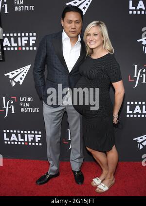Los Angeles, États-Unis. 04e juin 2021. Jon M. Chu et Kristin Hodge arrivent au Festival international du film Latino de Los Angeles 2021 - DANS LES HAUTEURS projection spéciale de l'aperçu qui a eu lieu au TCL Chinese Theatre à Hollywood, CA, le vendredi, ?juin 4, 2021. (Photo par Sthanlee B. Mirador/Sipa USA) crédit: SIPA USA/Alay Live News Banque D'Images