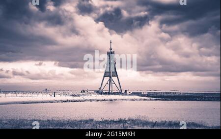 Cuxhaven sur la côte allemande de la mer du Nord. Le Kugelbake, une balise en bois, se dresse à l'embouchure de l'Elbe. Mer des Wadden Patrimoine mondial. Banque D'Images