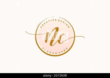 Logo NC manuscrite avec signature vectorielle de modèle circulaire, mariage, mode, floral et botanique avec modèle créatif. Illustration de Vecteur