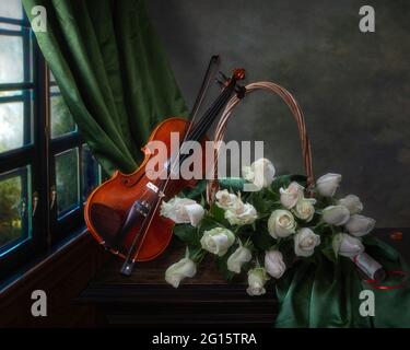 Encore la vie avec le violon et le bouquet de roses Banque D'Images