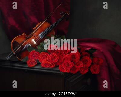 Encore la vie avec le violon et le bouquet de roses Banque D'Images