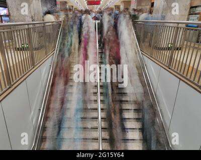 Pékin, Chine. 6 avril 2021. Photo prise avec un téléphone portable montre les gens qui prennent le métro à la station de Chongqing pendant l'heure de pointe du soir à Beijing, capitale de la Chine, le 6 avril 2021. Selon un rapport publié à la fin de 2020 par l'Académie chinoise de planification et de conception urbaine et Baidu Map, le temps moyen de trajet aller-simple des navetteurs de Pékin est de 47 minutes, Et la distance moyenne pour le trajet aller simple est de 11.1 km. Cinquante-huit pour cent des navetteurs passent en 45 minutes, et 26 % d'entre eux passent plus de 60 minutes. Crédit: Meng Tao/Xinhua/Alamy Live News Banque D'Images