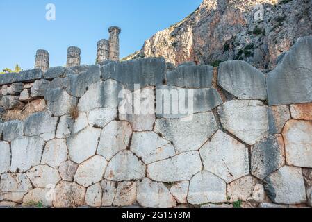 Mur polygonal et colonnes à la STOA des Athéniens à Delphes, Grèce Banque D'Images