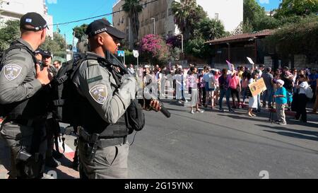 La police des frontières veille à ce que des militants de gauche israéliens et des Palestiniens aient crié des slogans lors d'une manifestation contre l'expulsion de familles palestiniennes de leurs foyers et les activités de colonisation dans le quartier de Sheikh Jarrah le 04 juin 2021 à Jérusalem, en Israël. Le quartier palestinien de Sheikh Jarrah est actuellement au centre d'un certain nombre de conflits de propriété entre Palestiniens et Israéliens juifs de droite. Certaines maisons ont été occupées par des colons israéliens à la suite d'une décision du tribunal. Banque D'Images