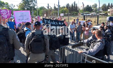 La police des frontières veille à ce que des militants de gauche israéliens et des Palestiniens aient crié des slogans lors d'une manifestation contre l'expulsion de familles palestiniennes de leurs foyers et les activités de colonisation dans le quartier de Sheikh Jarrah le 04 juin 2021 à Jérusalem, en Israël. Le quartier palestinien de Sheikh Jarrah est actuellement au centre d'un certain nombre de conflits de propriété entre Palestiniens et Israéliens juifs de droite. Certaines maisons ont été occupées par des colons israéliens à la suite d'une décision du tribunal. Banque D'Images