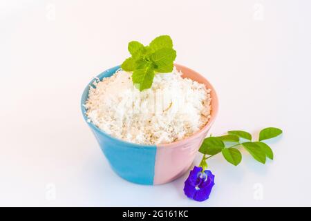 noix de coco fraîche bio dans un bol isolé sur fond blanc Banque D'Images