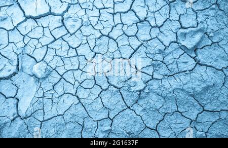 Texture bleu froid terre séchée. Papier peint, motifs et textures sol fissuré. Le sol présente des fissures dans la vue de dessus pour l'arrière-plan ou le dessin graphique Banque D'Images