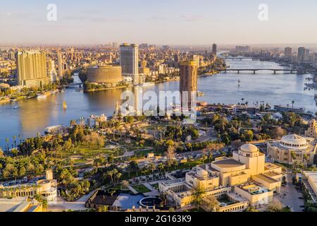 Vue panoramique aérienne au coucher du soleil sur le centre-ville du Caire et le Nil depuis la Tour du Caire Banque D'Images