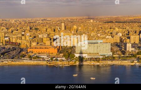 Panorama aérien coucher de soleil sur le Nil et le centre du Caire vue depuis la Tour du Caire Banque D'Images