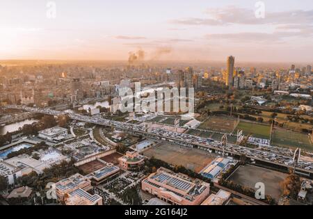 Vue panoramique aérienne au coucher du soleil sur le centre-ville du Caire et le Nil depuis la Tour du Caire Banque D'Images