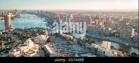 Vue panoramique aérienne au coucher du soleil sur le centre-ville du Caire et le Nil depuis la Tour du Caire Banque D'Images
