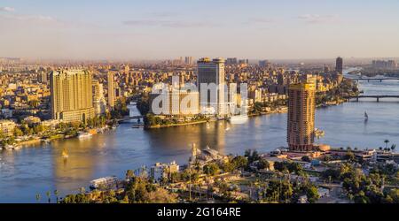 Vue panoramique aérienne au coucher du soleil sur le centre-ville du Caire et le Nil depuis la Tour du Caire Banque D'Images
