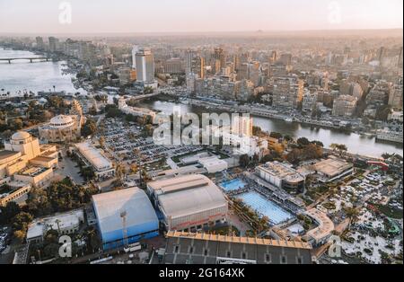 Vue panoramique aérienne au coucher du soleil sur le centre-ville du Caire et le Nil depuis la Tour du Caire Banque D'Images