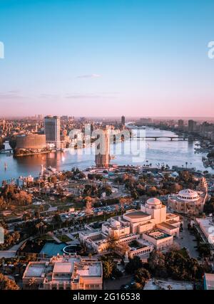 Vue panoramique aérienne au coucher du soleil sur le centre-ville du Caire et le Nil depuis la Tour du Caire Banque D'Images