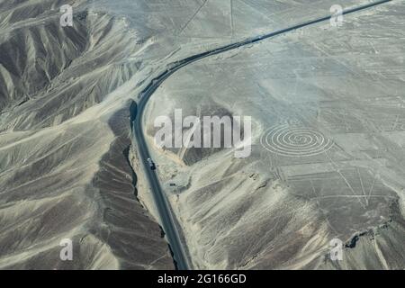 L'autoroute panaméricaine à côté d'un géoglyphe en spirale qui fait partie des célèbres lignes Nazca au Pérou Banque D'Images