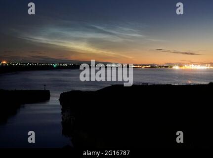 Des nuages Noctilucent ou des nuages de nuit se forment au-dessus du Seaton Sluice watchhouse tôt ce matin. Date de la photo: Samedi 5 juin 2021. Banque D'Images