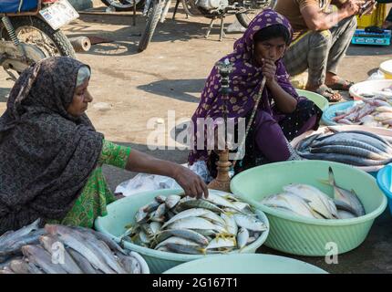 Bandari femmes, la bonne femme fume un narguilé, vendant du poisson sur le marché.Bandar Abbas, province de Hormozgān, Iran Banque D'Images