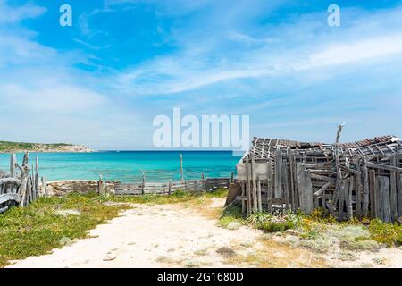 (Attention sélective) vue imprenable sur une maison en bois abandonnée située sur une falaise baignée par une belle mer turquoise en arrière-plan. Sardaigne, Italie. Banque D'Images