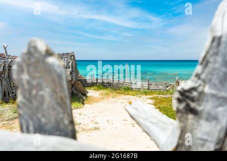 (Attention sélective) vue imprenable sur une maison en bois abandonnée située sur une falaise baignée par une belle mer turquoise en arrière-plan. Sardaigne, Italie. Banque D'Images