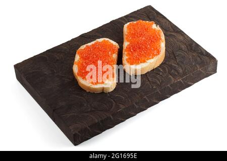 Sandwichs ouverts avec œufs de saumon sur bois, isolés sur fond blanc Banque D'Images