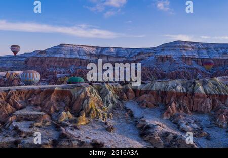 Göreme, Cappadoce, Turquie - 19 mars 2021 - belle vue aérienne des ballons à air chaud volant au-dessus de paysages étonnants avec cheminées de fées Banque D'Images