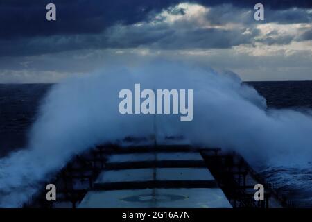 8 le temps de Beaufort n'est pas si mauvais dans le nord de l'hiver Passific si vous êtes sur un bateau de taille panamax qui a 240 mètres de longueur et 32 mètres de souffle. 8 Beaufort signifie une vitesse du vent de 34-40 kts et une hauteur de vague de 6, 7 mètres. Banque D'Images