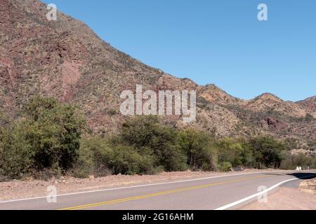 Paysage en bord de route sur la route 68 entre Salta et Cafayate dans la province de Salta, dans le nord de l'Argentine Banque D'Images