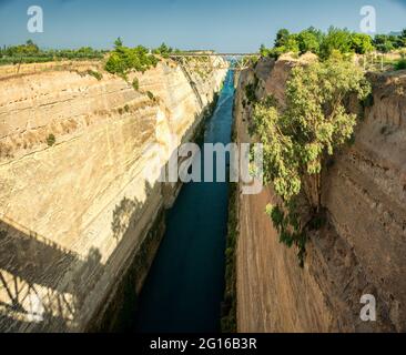 Vue du pont aux bateaux et yachts passant par le canal de Corinthe depuis une journée ensoleillée sur le Péloponnèse en Grèce Banque D'Images