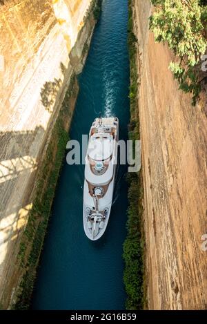 Vue du pont aux bateaux et yachts passant par le canal de Corinthe depuis une journée ensoleillée sur le Péloponnèse en Grèce Banque D'Images