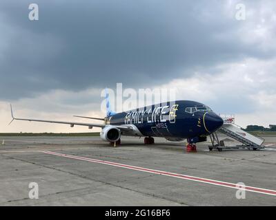 avion en hibernation fait sur l'aérodrome avec des mauvaises herbes qui poussent à travers les fissures dans le tarmac Banque D'Images