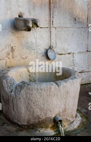 Hosios Loukas (grec: Ὅσιος Λουκᾶς) est un monastère fortifié historique situé près de la ville de Distomo, à Boeotia, Grèce Banque D'Images