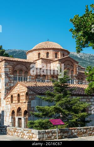 Hosios Loukas (grec: Ὅσιος Λουκᾶς) est un monastère fortifié historique situé près de la ville de Distomo, à Boeotia, Grèce Banque D'Images