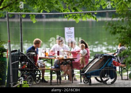 Munich, Allemagne. 05e juin 2021. Ouverture de la restauration extérieure en Bavière. Café en plein air bien fréquenté de la Seehaus dans le jardin anglais de Kleinhesseloher See à Munich, l'accès est bloqué par une grille, un panneau indique l'entrée. Invités, visiteurs. Jardin anglais, café en plein air, clients, visiteurs. Credit: dpa/Alay Live News Banque D'Images