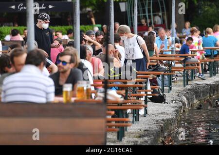 Munich, Allemagne. 05e juin 2021. Ouverture de la restauration extérieure en Bavière. Café en plein air du Seehaus dans le jardin anglais de Kleinhesseloher See à Munich, invités, visiteurs. Jardin anglais, café en plein air à Munich, clients, visiteurs. Credit: dpa/Alay Live News Banque D'Images
