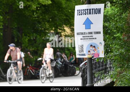 Munich, Allemagne. 05e juin 2021. Ouverture de la restauration extérieure en Bavière. Panneau d'information pour un centre d'essai au café en plein air de la Seehaus dans le jardin anglais de Kleinhesseloher See à Muenchen, invités, visiteurs. Jardin anglais, café en plein air à Munich, poste d'essai, test, gratuit et sans rendez-vous. Credit: dpa/Alay Live News Banque D'Images