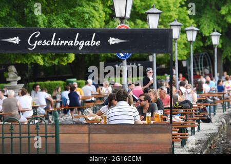 Munich, Allemagne. 05e juin 2021. Ouverture de la restauration extérieure en Bavière. Café en plein air du Seehaus dans le jardin anglais de Kleinhesseloher See à Munich, invités, visiteurs. Jardin anglais, café en plein air à Munich, clients, visiteurs. Credit: dpa/Alay Live News Banque D'Images