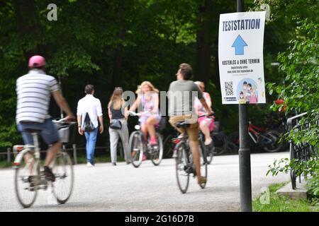 Munich, Allemagne. 05e juin 2021. Ouverture de la restauration extérieure en Bavière. Panneau d'information pour un centre d'essai au café en plein air de la Seehaus dans le jardin anglais de Kleinhesseloher See à Muenchen, invités, visiteurs. Jardin anglais, café en plein air à Munich, poste d'essai, test, gratuit et sans rendez-vous. Credit: dpa/Alay Live News Banque D'Images