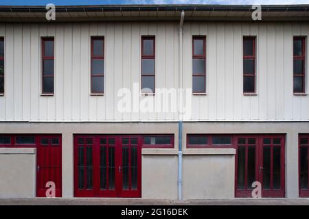 Architecture d'un ancien bâtiment industriel en blanc et rouge Banque D'Images