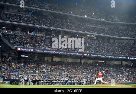 Atlanta, Géorgie, États-Unis. 04e juin 2021. Une foule à pleine capacité participe à un match de MLB entre les Dodgers de Los Angeles et les Braves d'Atlanta au Truist Park à Atlanta, en Géorgie. Austin McAfee/CSM/Alamy Live News Banque D'Images