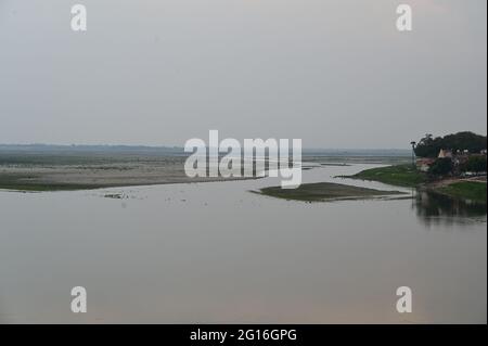 Prayagraj, Uttar Pradesh, Inde. 5 juin 2021. Prayagraj: Une vue séchée de la rive du Ganga à l'occasion de la 'Journée mondiale de l'environnement' à Prayagraj le samedi 05 juin 2021. Credit: Prabhat Kumar Verma/ZUMA Wire/Alamy Live News Banque D'Images