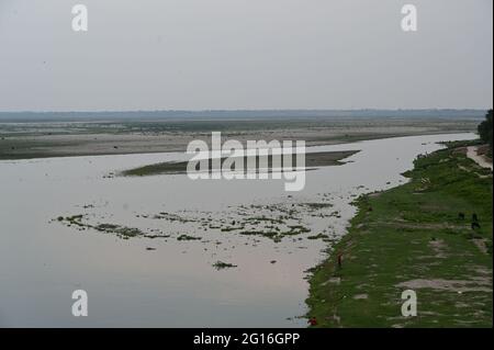 Prayagraj, Uttar Pradesh, Inde. 5 juin 2021. Prayagraj: Une vue séchée de la rive du Ganga à l'occasion de la 'Journée mondiale de l'environnement' à Prayagraj le samedi 05 juin 2021. Credit: Prabhat Kumar Verma/ZUMA Wire/Alamy Live News Banque D'Images