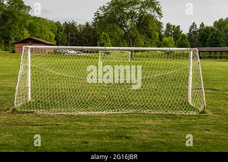 vue sur un terrain de football pour les jeunes dans un parc de la ville Banque D'Images