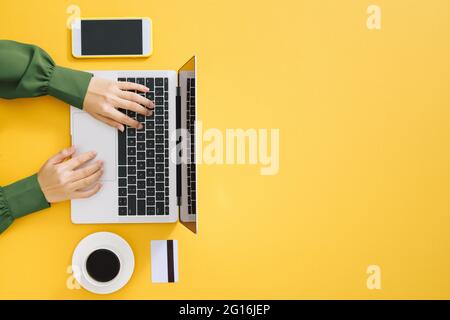 Woman's hands typing on laptop Clavier Noir avec blanc Banque D'Images