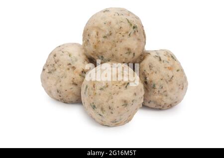 Studio shot de sauge et d'oignon boulettes de porc coupées sur un fond blanc. Banque D'Images