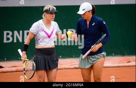 Paris, France. 04e juin 2021. IGA Swiatek de Pologne et Bethanie Mattek-Sands des Etats-Unis jouant en double au Roland-Garros 2021, tournoi de tennis Grand Slam le 4 juin 2021 au stade Roland-Garros à Paris, France - photo Rob Prange / Espagne DPPI / DPPI / LiveMedia Credit: Independent photo Agency/Alay Live News Banque D'Images