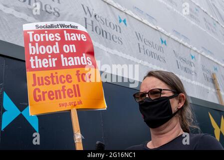 Southend on Sea, Essex, Royaume-Uni. 5 juin 2021. Une manifestation de la Journée nationale des développeurs a lieu à l'extérieur d'un site d'exposition de Weston Homes par des manifestants qui croient que ces développeurs devraient être responsables de corriger les problèmes de sécurité en cas d'incendie dans les bâtiments où ils vivent. L'enquête Grenfell a permis de mettre 5 milliards de livres sterling à la disposition du gouvernement pour le remplacement du revêtement, mais on estime qu'un montant de 15 milliards de livres serait nécessaire pour corriger tous les problèmes de sécurité incendie, un déficit qui a été dû aux résidents pour se payer eux-mêmes Banque D'Images